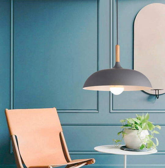 Kleurrijke Metalen Hanglamp met Houten Accent – Twee Maten