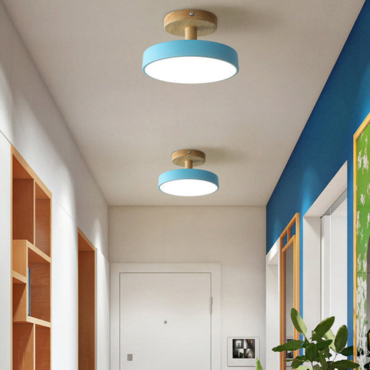 Scandinavische Plafondlamp met Houten Basis & Zacht Pastel Design