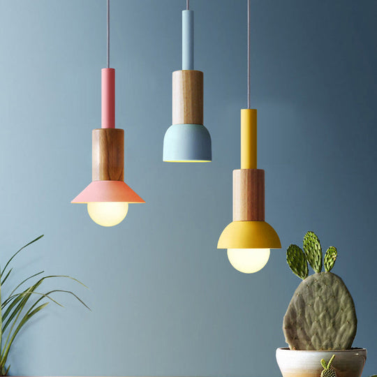 Scandinavische Houten Hanglamp met Kleurrijk Design