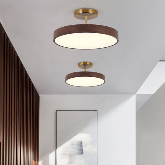 Scandinavische Plafondlamp met Houtlook & Goudkleurig Montuur