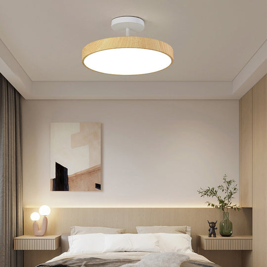 Scandinavische Plafondlamp met Houtlook & Goudkleurig Montuur